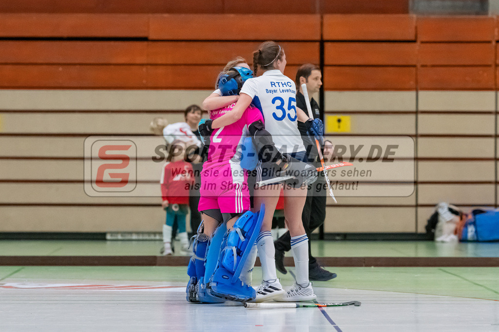 HK_20230114_102991 | 1. Bundesliga ( Halle ) Damen Crefelder HTC - RTHC Leverkusen am 14.1.2023 Crefelder HTC  ( CHTC ) Halle Glockenspitz , Krefeld , Gillessen Jana ( Torfrau Crefelder HTC #2 ) , Anna Mielke ( RTHC Leverkusen #35 )