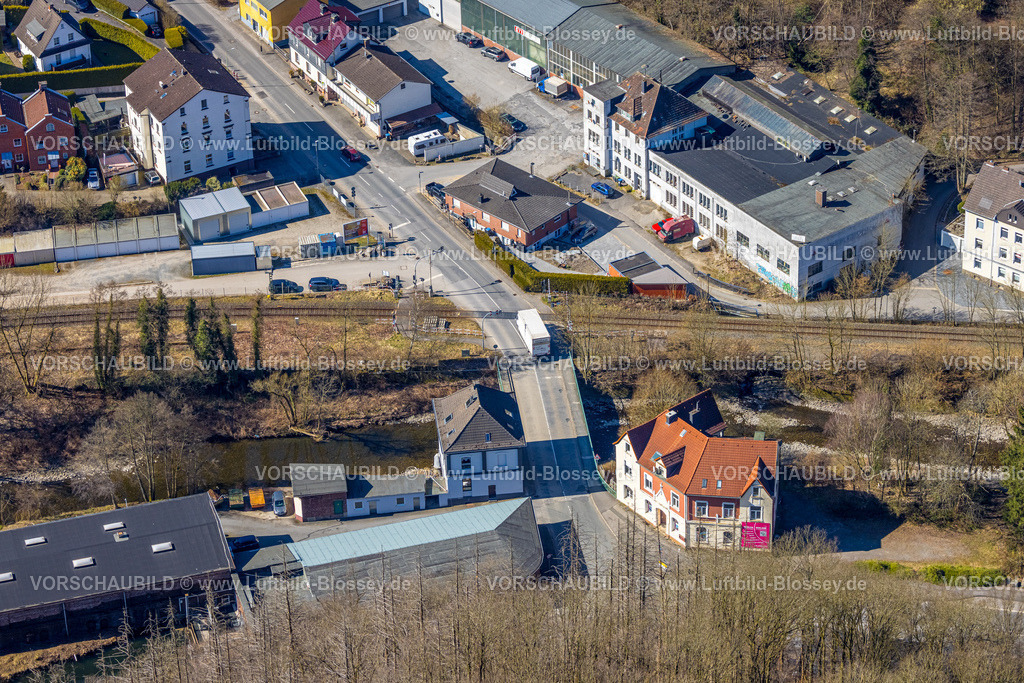 Hagen250303976 | Luftbild, Bahnübergang Osemundstraße und Brücke über den Fluss Volme, Volme Brücke an der Bundesstraße B54 Prioreier Straße, Dahl, Hagen, Ruhrgebiet, Nordrhein-Westfalen, Deutschland