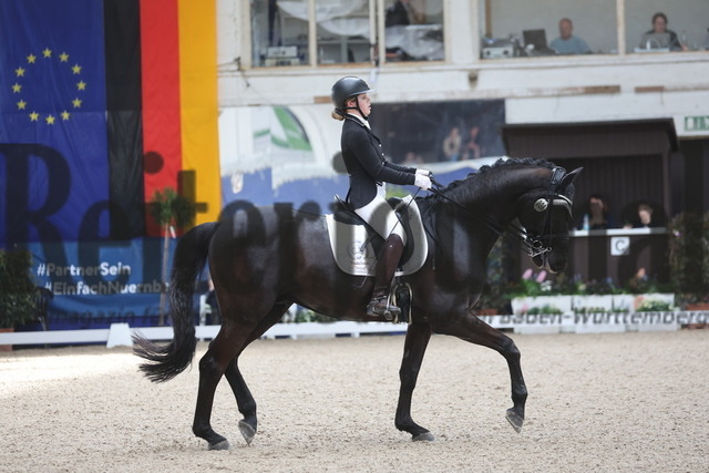 Pforzheim_2024_Prfg.Nr.12_Dressurreiterprfg.Kl.M_Nürnberger-Burgpokal_Sophie Rebstock_He-Man 3 (1) | Alle Fotos der Reiterjournal Fotografin Doris Matthaes im Reiterjournal Online-Fotoshop. - Realisiert mit Pictrs.com