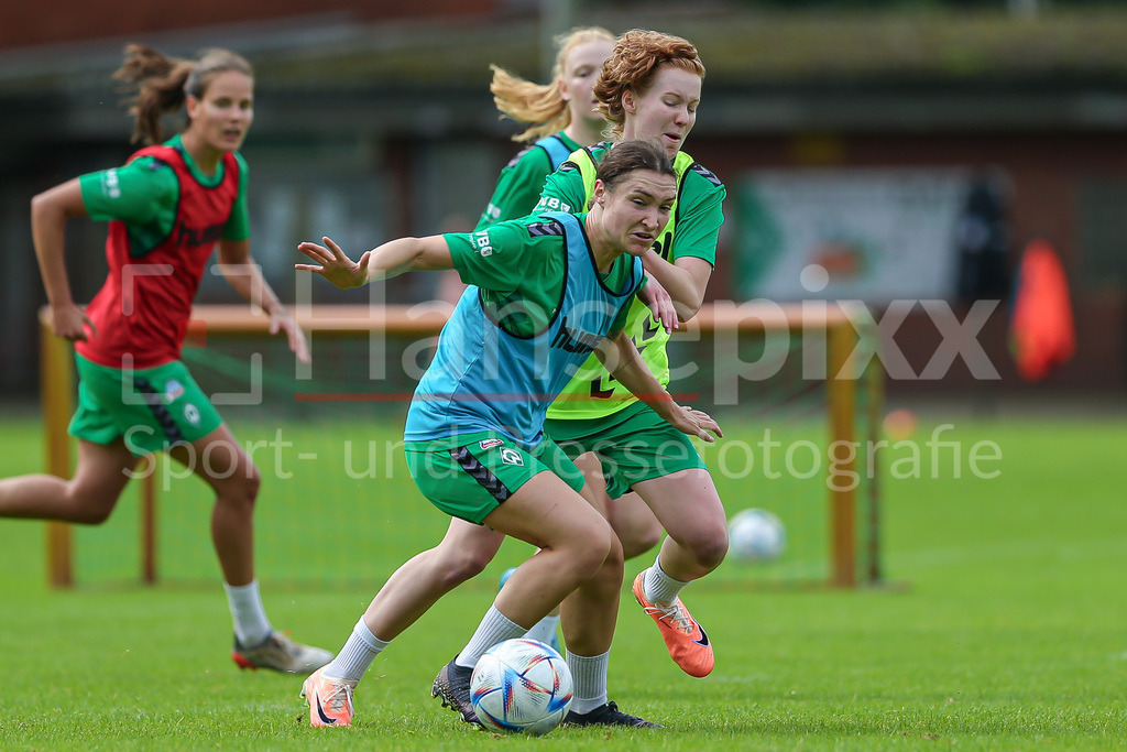 Fussball, Google Pixel Frauen-Bundesliga, Training SV Werder Bremen | v.li.: Sophie Weidauer (SV Werder Bremen, 9) und Lena Dahms (SV Werder Bremen, 37) im Zweikampf, Duell, Dynamik, Aktion, Action