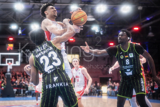 Barmer 2. Basketball Bundesliga ProA: Rheinstars Koeln vs. BBC Bayreuth, 11.01.26 | Köln, 11.01.26 - Justin Onyejiaka (RheinStars Köln, 22, SF), Kevaughn Allen (BBC Bayreuth, 23), Nat Diallo (BBC Bayreuth, 8) während des Spiels der Barmer 2. Basketball Bundesliga ProA: Rheinstars Koeln vs. BBC Bayreuth in der Motor World in Köln.