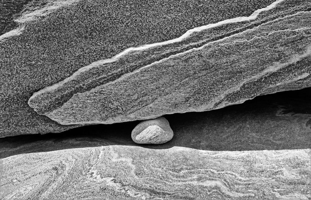 Steinwort_Überdruck_8332sw | Aus derSerie STEINWORTE,  gefunden im Valle Verzasca, Tessin, Schweiz.
analoge schwarz-weiss Fotografie. Fotografiert mit Hasselblad, gescannt, gedruckt auf Hahnemühle Photo Rag Velvet.