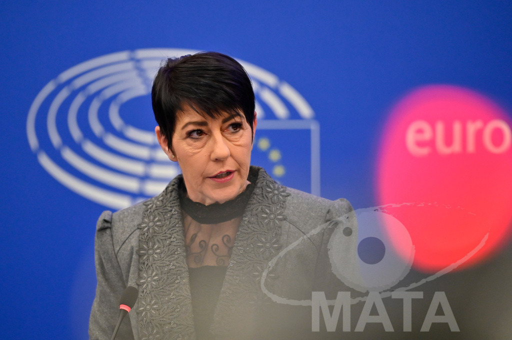 _DWI0144 | Politikerin Christine Anderson bei einer Pressekonferenz zum Thema ' Alarmierende Statistiken zu den Folgen des COVID-Lockdowns' im Europäischen Parlament. Straßburg, 18.01.2023 - Realisiert mit Pictrs.com