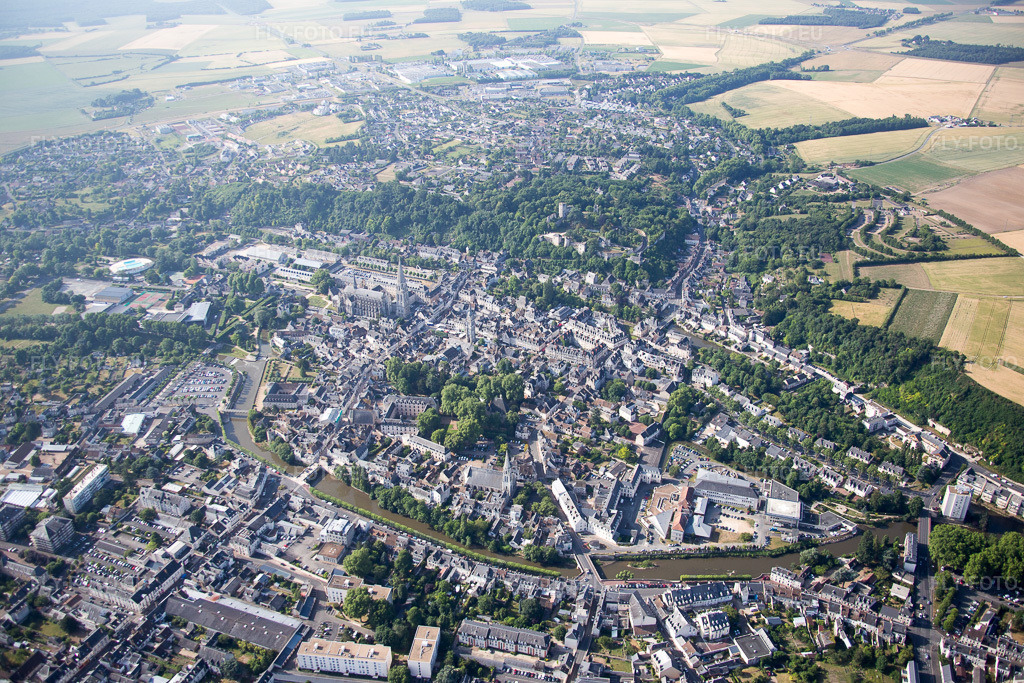 Vue aérienne: Vue de la ville à Vendôme dans le département Loir et Cher, France – .Photo: IMG_081083.jpg prise le 19/06/2015 par Werner Riehm/FLY-FOTO.eu – Résolution de l'original: 5472 x 3648 px