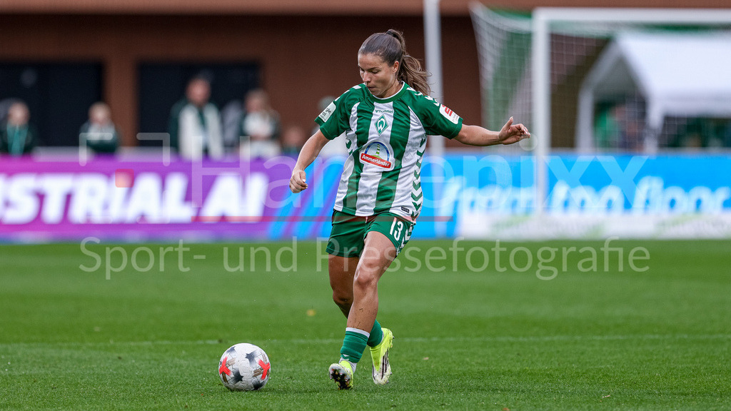Fussball, Google Pixel Frauen-Bundesliga, SV Werder Bremen - RB Leipzig | Luna Vanzeir (SV Werder Bremen, 13) am Ball, Freisteller, Einzelbild, Ganzkörper, Aktion, Action, Spielszene, DIE DFB-RICHTLINIEN UNTERSAGEN JEGLICHE NUTZUNG VON FOTOS ALS SEQUENZBILDER UND/ODER VIDEOÄHNLICHE FOTOSTRECKEN. DFB REGULATIONS PROHIBIT ANY USE OF PHOTOGRAPHS AS IMAGE SEQUENCES AND/OR QUASI-VIDEO.