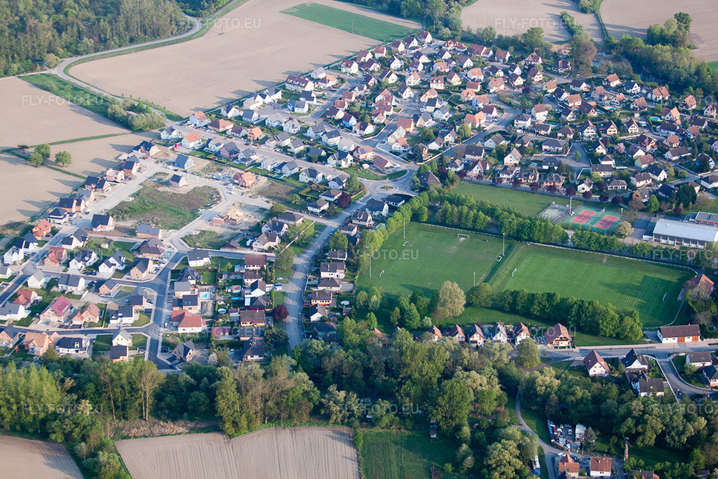 Vue aérienne: Nouvelle zone d'aménagement Rue des Chênes au Stade du Rhin à Offendorf dans le département Bas Rhin, France – .Photo: IMG_39540.jpg prise le 14/04/2011 par Werner Riehm/FLY-FOTO.eu – Résolution de l'original: 4752 x 3168 px – Club | E.S. OFFENDORF | \xc3\x89preuves | F\xc3\xa9d\xc3\xa9ration Fran\xc3\xa7aise de Football (FFF)