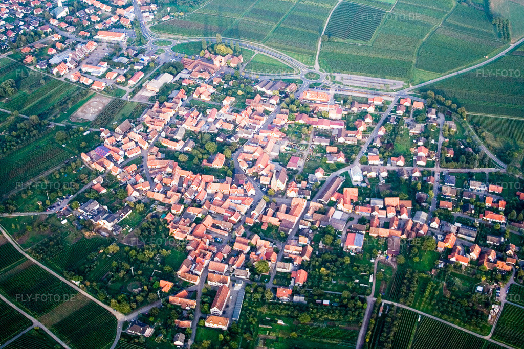 Luftbild: Ortsansicht von Westen im Ortsteil Schweigen in Schweigen-Rechtenbach im Bundesland Rheinland-Pfalz in Deutschland. Foto: IMG_4159.jpg vom 29.09.2006 durch Werner Riehm/FLY-FOTO.de
