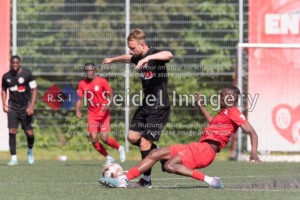 Fußball, Saison 2022/23, Aufstiegsrunde Regionalliga Nord, Eimsbütteler TV - FC Kilia Kiel, ETV-Sportzentrum Hoheluft (Hamburg), 04.06.2023, 2. Spieltag | Julius Rainer Alt (#10, Kiel), Abdul-Malik Yago (#27, ETV)