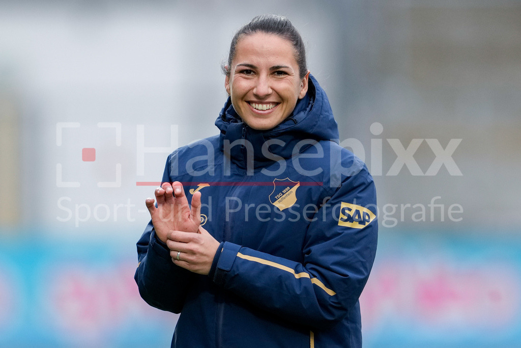 Fussball, Google Pixel Frauen-Bundesliga, TSG 1899 Hoffenheim - SV Werder Bremen | Eva-Maria Virsinger  (Cheftrainerin, Trainerin, TSG), Einzelbild, Einzelfoto, Aktion, Action, Freude, freuen, freut sich, freundlich, fröhlich, glücklich, strahlend, optimistisch, Porträt, Portrait, 01.02.2026, Sinsheim (Hoffenheim)  (Deutschland), Fussball, Google Pixel Frauen-Bundesliga, TSG 1899 Hoffenheim - SV Werder Bremen, DFB/DFL REGULATIONS PROHIBIT ANY USE OF PHOTOGRAPHS AS IMAGE SEQUENCES AND/OR QUASI-VIDEO., DIE DFB-RICHTLINIEN UNTERSAGEN JEGLICHE NUTZUNG VON FOTOS ALS SEQUENZBILDER UND/ODER VIDEOÄHNLICHE FOTOSTRECKEN. DFB REGULATIONS PROHIBIT ANY USE OF PHOTOGRAPHS AS IMAGE SEQUENCES AND/OR QUASI-VIDEO.