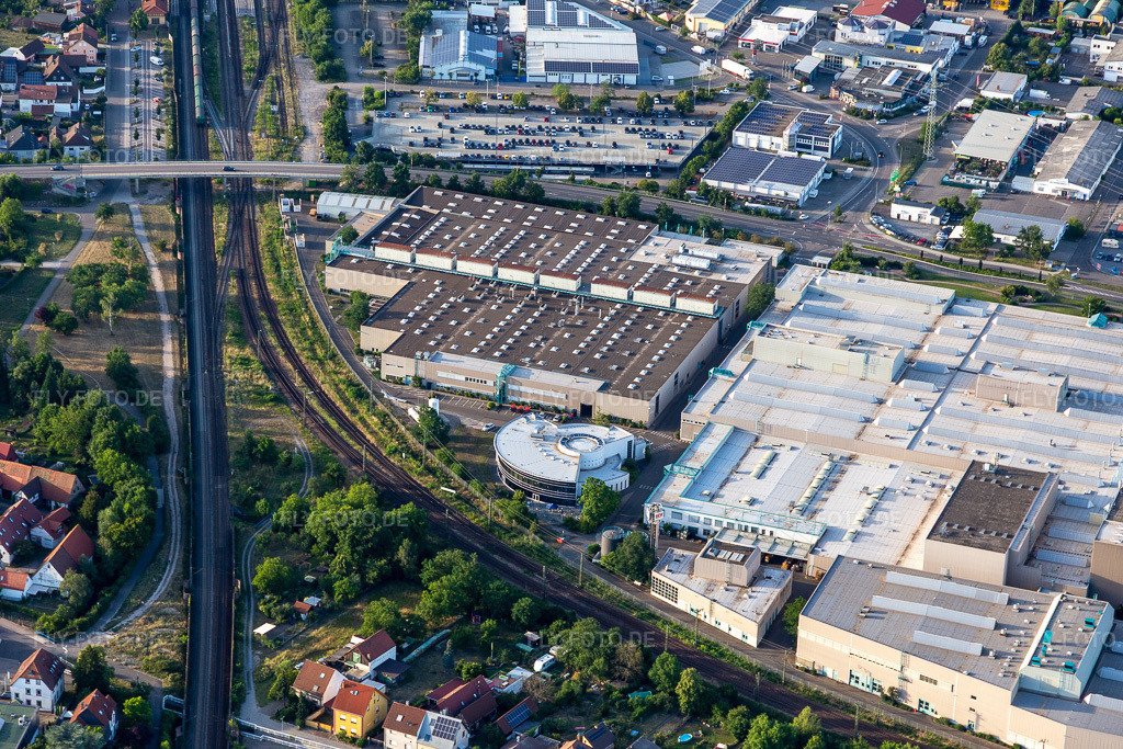 Luftbild: SEW-EURODRIVE GmbH & Co KG – Fertigungswerk und SCC Mechanik/Mechatronik im Ortsteil Graben in Graben-Neudorf im Bundesland Baden-Württemberg in Deutschland. Foto: IMG_133438.jpg vom 12.07.2022 durch Werner Riehm/FLY-FOTO.deWWW.SEW-EURODRIVE.DE