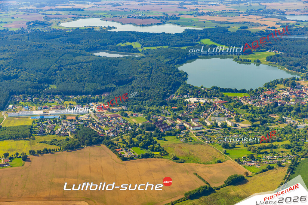 Übersichts Bild Warin - Die Luftaufnahme wurde 2025 vom UL-Flugzeug heraus erstellt ( keine Drohnenaufnahme ) - Hochauflösende Luftaufnahme - für Wandbilder und großformatige Ausdrucke geeignet. Das besondere Geschenk!Hier alle&nbsp;Infos zur Lizenzierung der LuftaufnahmeWir fliegen auch dieses Jahr wieder in Ihre Region um Luftbilder zu erstellen.- Luftbild anfragen