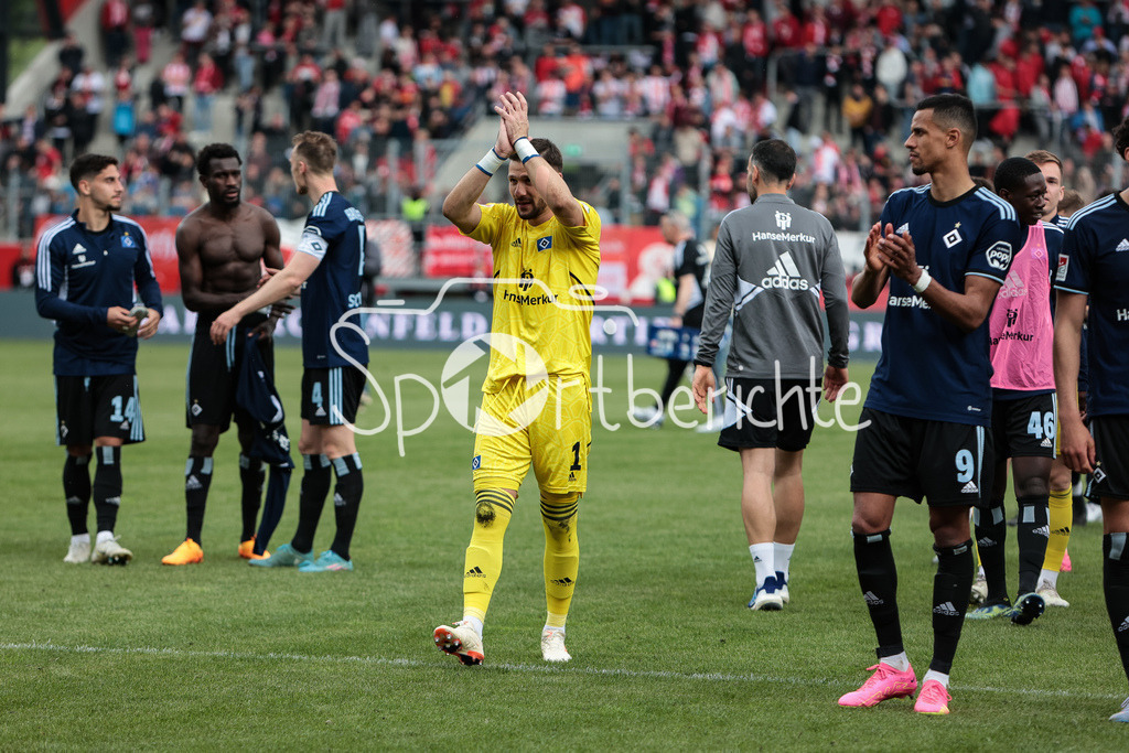 SSV Jahn Regensburg - Hamburger SV | Die Spieler des HSV feiern mit den mitgereisten fAns den Sieg in Regensburg / Jubel / Auswaertssieg / Freude / Ultras / DFL REGULATIONS PROHIBIT ANY USE OF PHOTOGRAPHS AS IMAGE SEQUENCES AND/OR QUASI-VIDEO/ / Daniel HEUER FERNANDEZ / Robert GLATZEL