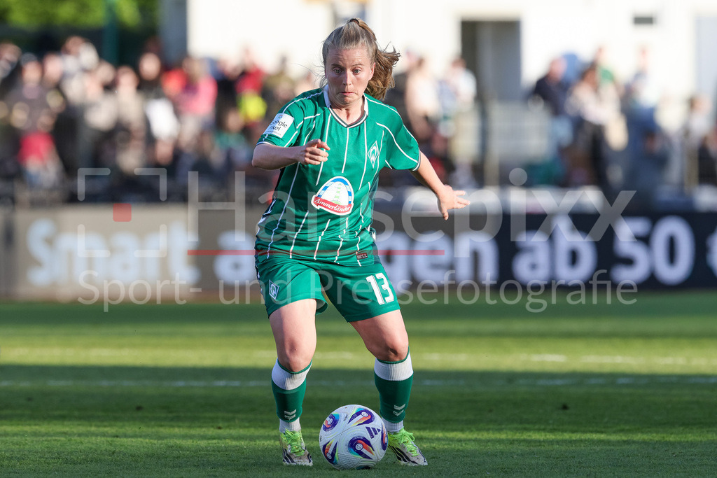 Fussball, Google Pixel Frauen-Bundesliga, SV Werder Bremen - FC Bayern München | Ricarda Walkling (SV Werder Bremen, 13) am Ball, Freisteller, Einzelbild, Ganzkörper, Aktion, Action, Spielszene, DIE DFB-RICHTLINIEN UNTERSAGEN JEGLICHE NUTZUNG VON FOTOS ALS SEQUENZBILDER UND/ODER VIDEOÄHNLICHE FOTOSTRECKEN. DFB REGULATIONS PROHIBIT ANY USE OF PHOTOGRAPHS AS IMAGE SEQUENCES AND/OR QUASI-VIDEO.