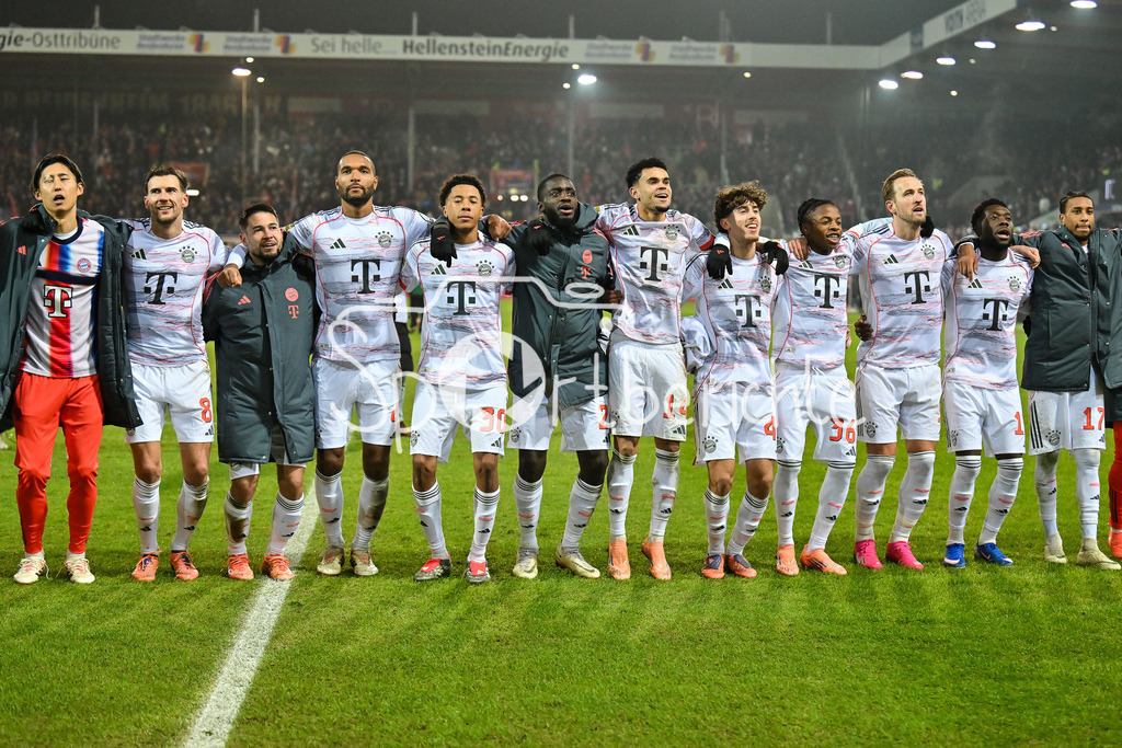1. FC Heidenheim - FC Bayern München | HEIDENHEIM, GERMANY - 21. DECEMBER: die Spieler des FC Bayern feiern zusammen mit den Fans den Auswärtssieg in Heidenheim nach dem Bundesligamatch zwischen dem 1. FC Heidenheim und dem FC Bayern München am 15. Spieltag in der Voith-Arena / DFL REGULATIONS PROHIBIT ANY USE OF PHOTOGRAPHS AS IMAGE SEQUENCES AND/OR QUASI-VIDEO / Hiroki ITO (FC Bayern Munich 21), Leon GORETZKA (FC Bayern Munich 8), Raphael GUERREIRO (FC Bayern Munich 22), Jonathan TAH (FC Bayern Munich 4), Cassiano KIALA (FC Bayern Munich 30), Dayot UPAMECANO (FC Bayern Munich 2), Luis DIAZ (FC Bayern Munich 14), David SANTOS (FC Bayern Munich 47), Wisdom MIKE (FC Bayern Munich 36), Harry KANE (FC Bayern Munich 9), Alphonso DAVIES (FC Bayern Munich 19), Michael OLISE (FC Bayern Munich 17)