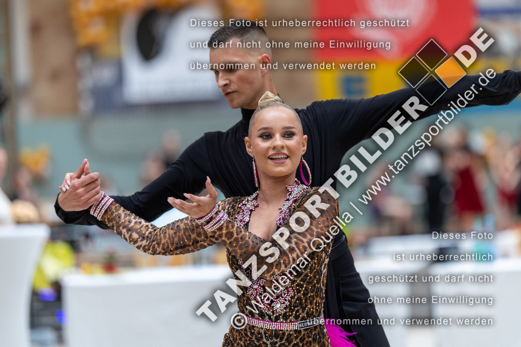 20240810-00507 | Hier finden Sie Tanz Bilder vom Latein und Standard Formationen tanzen. Sportbilder vom Tanzsport. Schöne Fotos und von Weltmeisterschaft, Europameisterschaft, Bundesliga, Regionalliga, Oberliga und Landesliga sowie von GOC Stuttgart, DanceComp, WM Bremen