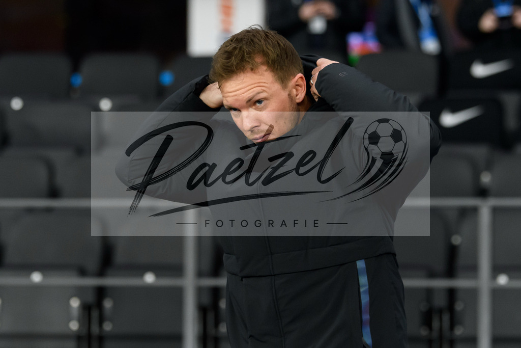 BSCFCB20220123_036 | Fussball, Herren: Trainer Julian Nagelsmann (FC Bayern Muenchen) schaut bei dem Spiel der 1. Bundesliga zwischen Hertha BSC und FC Bayern Muenchen im Olypiastadion am 23.01.2022 in Berlin, Deutschland.DFB / DFL REGULATIONS PROHIBIT ANY USE OF PHOTOGRAPHS AS IMAGE SEQUENCES AND/OR QUASI-VIDEO. - Realisiert mit Pictrs.com