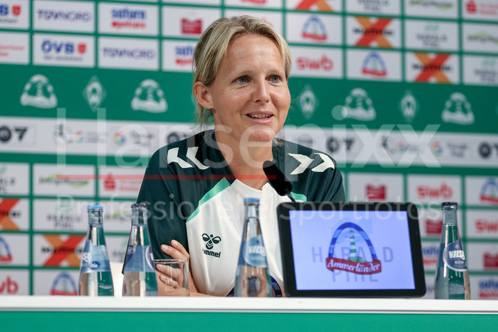 Fussball, Google Pixel Frauen-Bundesliga, Vorstellung Trainerin SV Werder Bremen | Friederike Kromp (Fritzy Kromp, Trainerin, Cheftrainerin, SV Werder Bremen) bei ihrer Vorstellung als neue Trainer der Frauen, Frauenmannschaft des SV Werder Bremen, Portrait, Nahaufnahme, Einzelfoto, Einzelbild, DIE DFB-RICHTLINIEN UNTERSAGEN JEGLICHE NUTZUNG VON FOTOS ALS SEQUENZBILDER UND/ODER VIDEOÄHNLICHE FOTOSTRECKEN. DFB REGULATIONS PROHIBIT ANY USE OF PHOTOGRAPHS AS IMAGE SEQUENCES AND/OR QUASI-VIDEO.