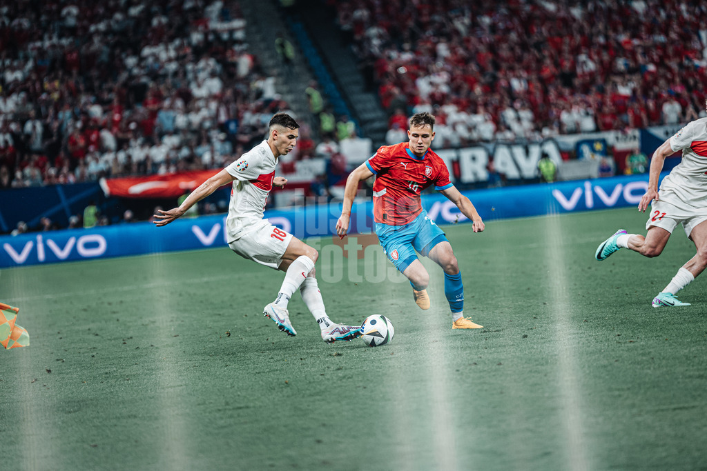 Fußball | Herren | UEFA-Fußball-Europameisterschaft 2024 | Gruppe F | Tschechien vs. Türkei | 26.06.2024 | v.l. Mert Müldür (#18, Türkei) und Matej Jurasek (#26, Tschechien)