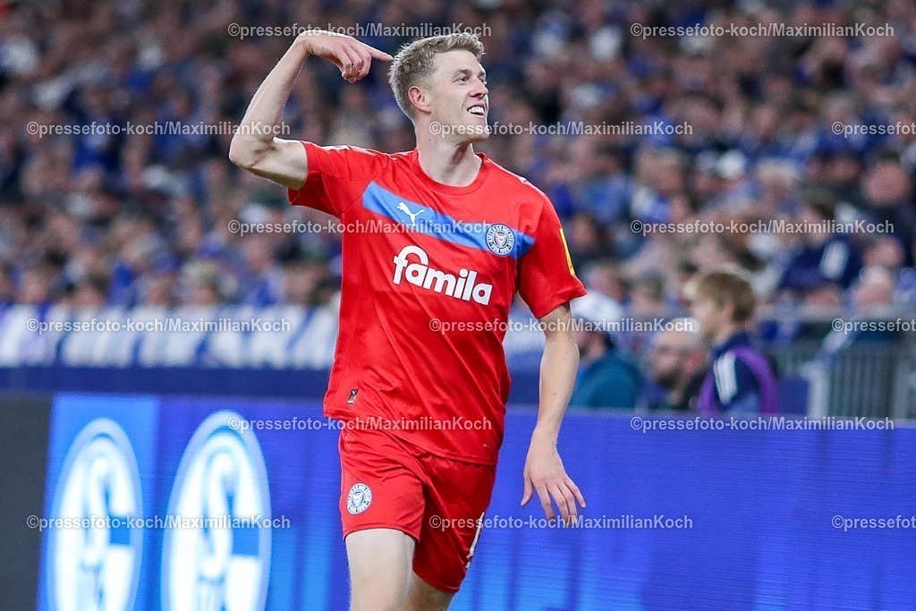 S0413092501037 | 13.09.2025, Fußball, FC Schalke 04 - Holstein Kiel, 5.Spieltag, 2. Fußball Bundesliga, Veltins-Arena Gelsenkirchen, Saison 2025 2026: Torjubel nach dem Tor zum 1:0 durch Torschütze Alexander Bernhardsson (Holstein Kiel #11)  zusammen mit  DFB regulations prohibit any use of photographs as image sequences and or quasi-video.