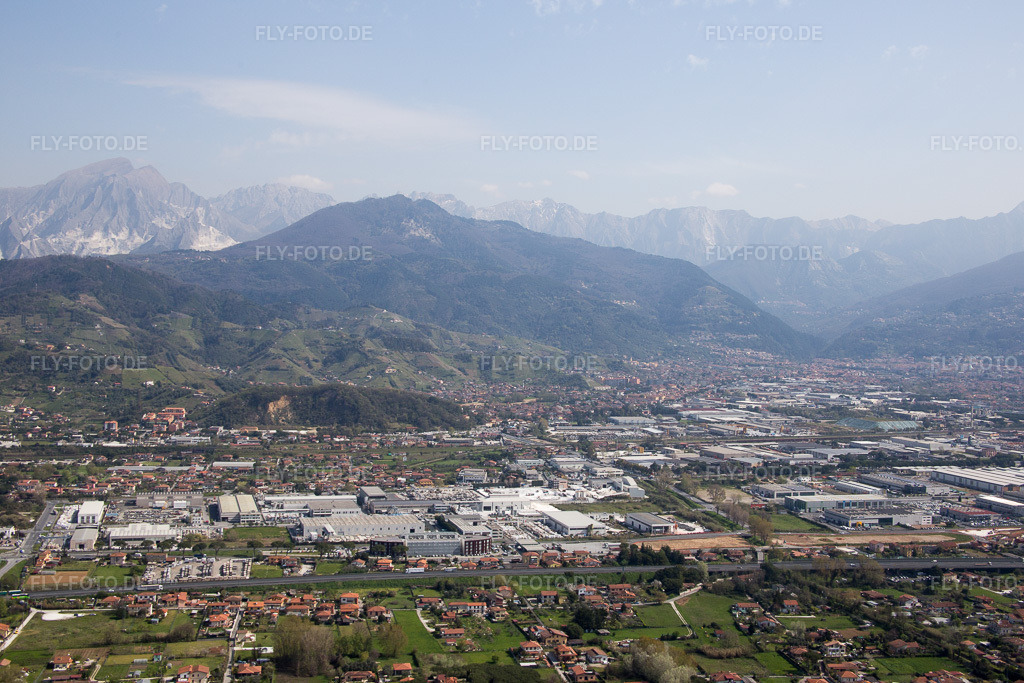 Luftbild: Ortsansicht in Avenza im Bundesland Toscana in Italien. Foto: IMG_087180.jpg vom 04.04.2016 durch Werner Riehm/FLY-FOTO.de