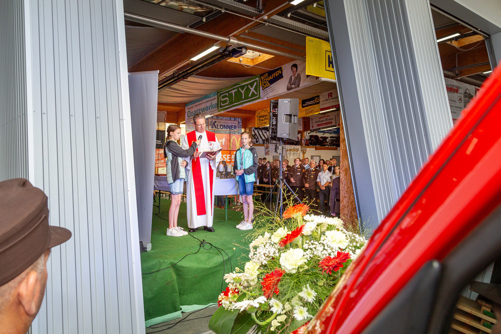 32_Fahrzeugsegnung_032 | Fotodoku der Festmesse im FF-Haus Loosdorf anlässlich der Fahrzeugweihe und in Dienststellung der neuen Einsatzfahrzeuge der FF-Loosdorf.