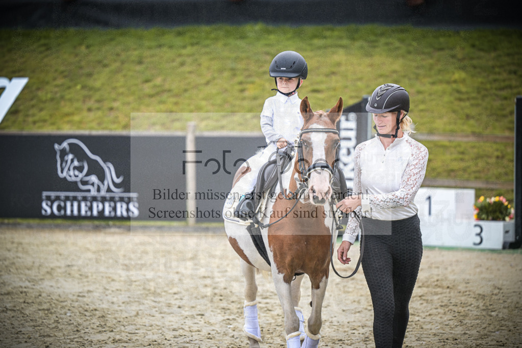 DOS_0227 | Entdecke hochwertige Reitturnierfotos von Foto Oger. Professionell, emotional und authentisch – jetzt Lieblingsmomente im Shop bestellen.Deutschlandweite Turnierfotografie. - Realisiert mit Pictrs.com