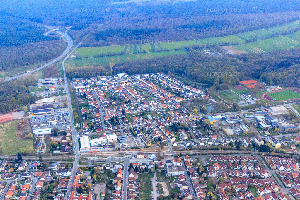 Luftbild: Lauterburger Straße und Bahnübergant in Kandel im Bundesland Rheinland-Pfalz in Deutschland. Foto: IMG_63598.jpg vom 28.03.2014 durch Werner Riehm/FLY-FOTO.de