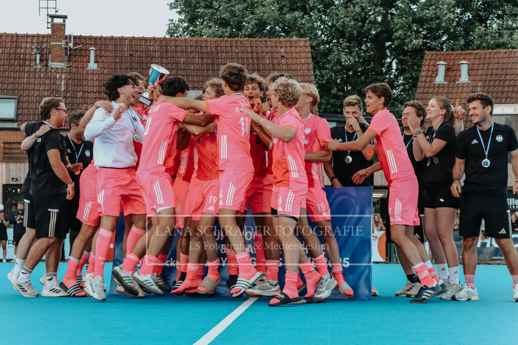 EM_MU18_F_GER-BEL_Lille_bearbeitet_Pokalbilder (25 von 137) | lanaschraderfotografie - Realisiert mit Pictrs.com