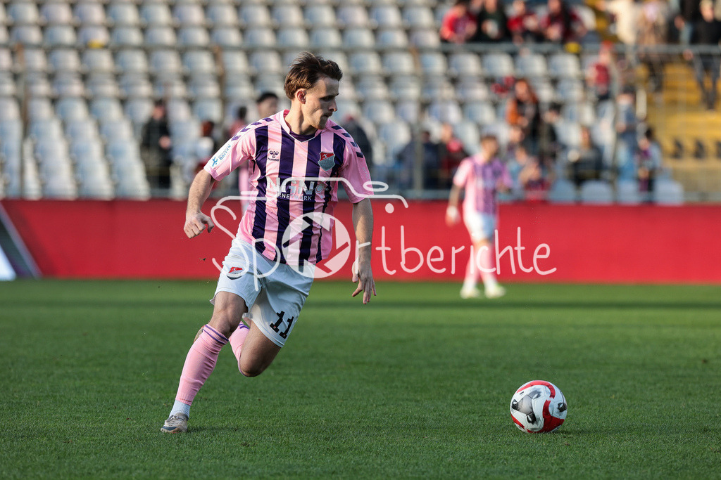 FC Bayern Amateure - TSV Aubstadt | am Ball Leonard LANGHANS (TSV #11) / Freisteller / Einzelfoto