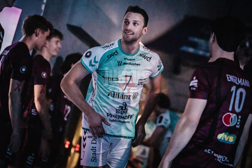 Volleyball | Herren | Saison 2025/2026 | Volleyball Ligacup | SWD powervolleys Düren vs. Energiequelle Netzhoppers KW | 12.10.2024 | Jordan Canham (#7, SWD powervolleys Düren) läuft in die Arena ein