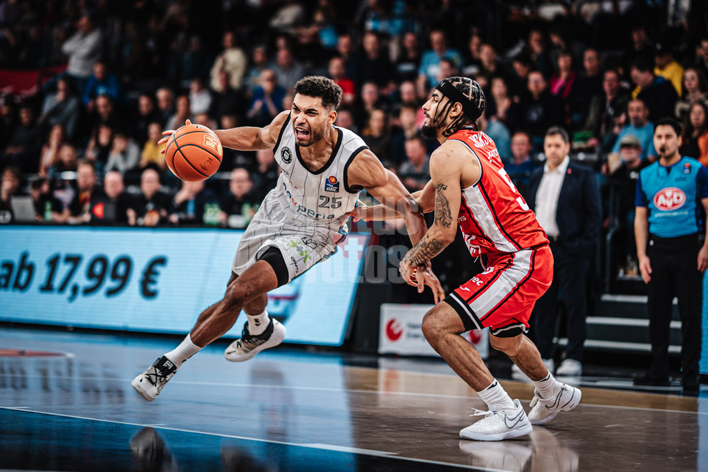 Basketball | Männer | Saison 2024/2025 | easyCredit Basketball Bundesliga | 18. Spieltag | Veolia Towers Hamburg vs. FIT/One Würzburg Baskets | 26.01.2025 | v.l. Kennet Ogbe (#25, Veolia Towers Hamburg) vorbei an Jhivvan Jackson (#56, FIT/One Würzburg Baskets)