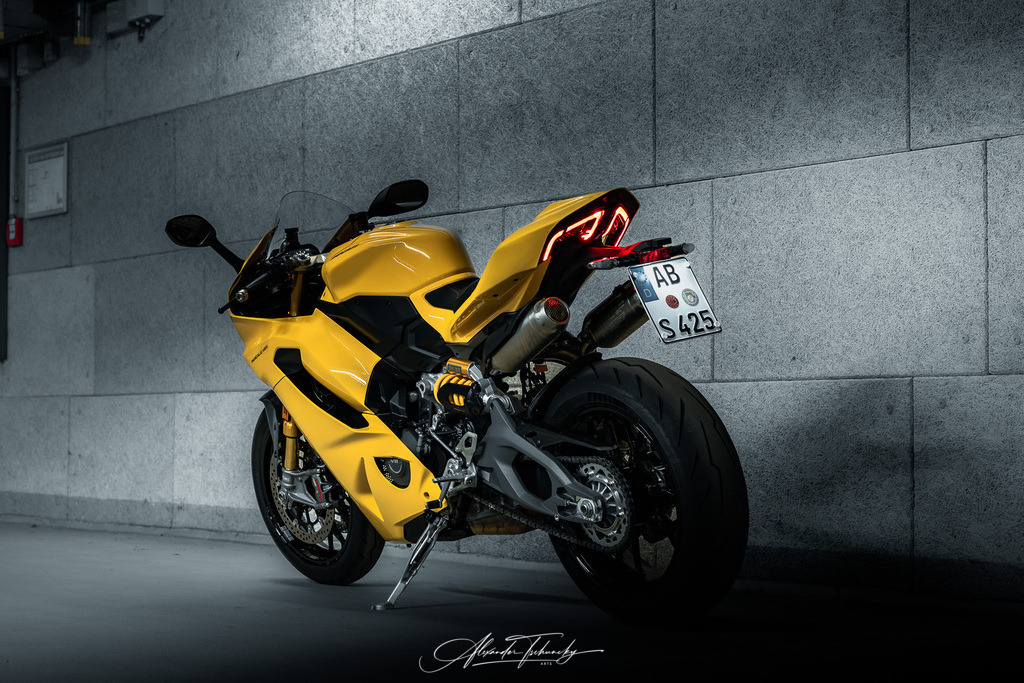 Ducati Panigake V2S | Entdecken Sie die faszinierende Welt von Alexander Tschuncky Arts: Kreative Fotografie, atemberaubende Automobilkunst und hochwertiger Bilderdruck. Lassen Sie sich inspirieren! - Realisiert mit Pictrs.com