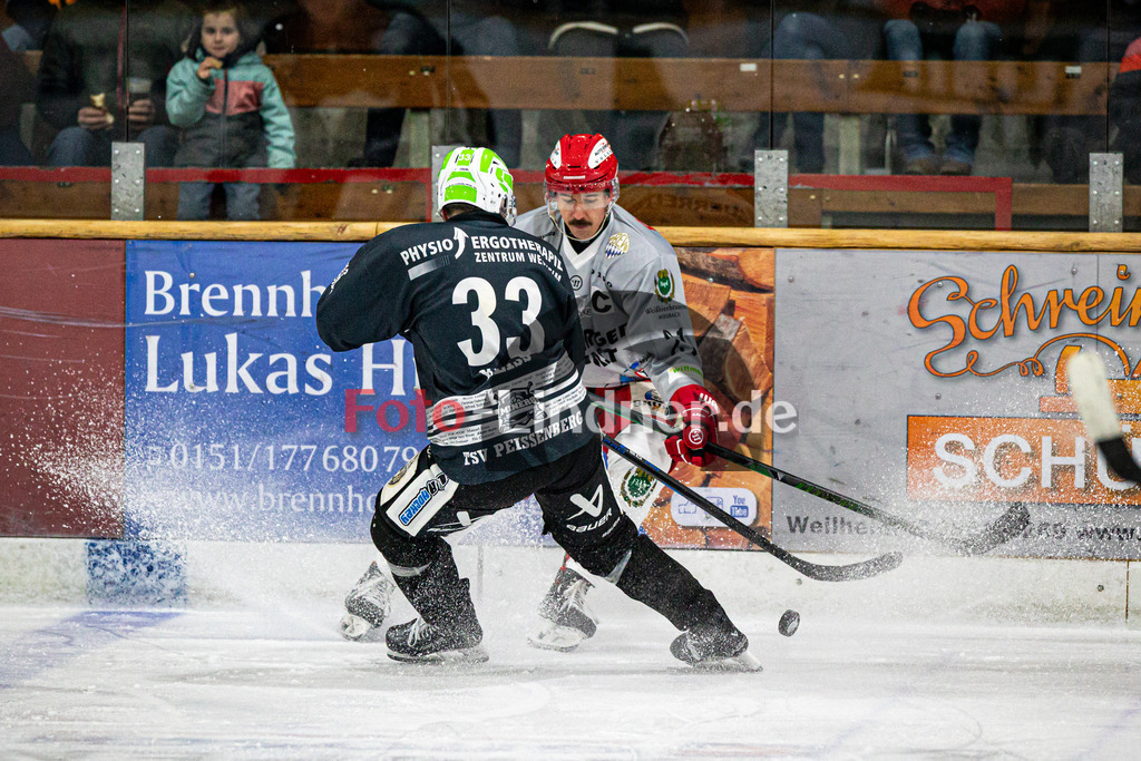 TSV Peißenberg MINERS gegen TEV Miesbach | Eishockey Bayernliga Herren Vorrunde 2024/25, TSV Peißenberg MINERS gegen TEV Miesbach, 20241201,Zweikampf zwischen Julian REISS (MINERS 33) und Felix FEUERREITER (TEVM 21),2024-12-01 in Peißenberg (Eisstadion Peißenberg)Julian REISS (MINERS 33), Felix FEUERREITER (TEVM 21)Copyright: WolfgangxLindner