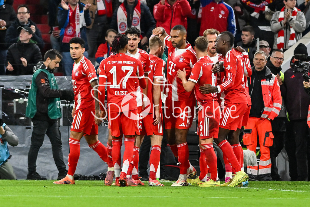 FC Bayern München - Borussia Dortmund | mUNICH, GERMANY - cheering Bayern Munich after the goal to makes 1-0, Harry KANE (FC Bayern Munich 9) during the bundesliga match between FC Bayern Munich vs. Borussia Dortmund on matchday 7 at Allianz Arena on October 18, 2025 in Munich, Germany / DFL REGULATIONS PROHIBIT ANY USE OF PHOTOGRAPHS AS IMAGE SEQUENCES AND/OR QUASI-VIDEO