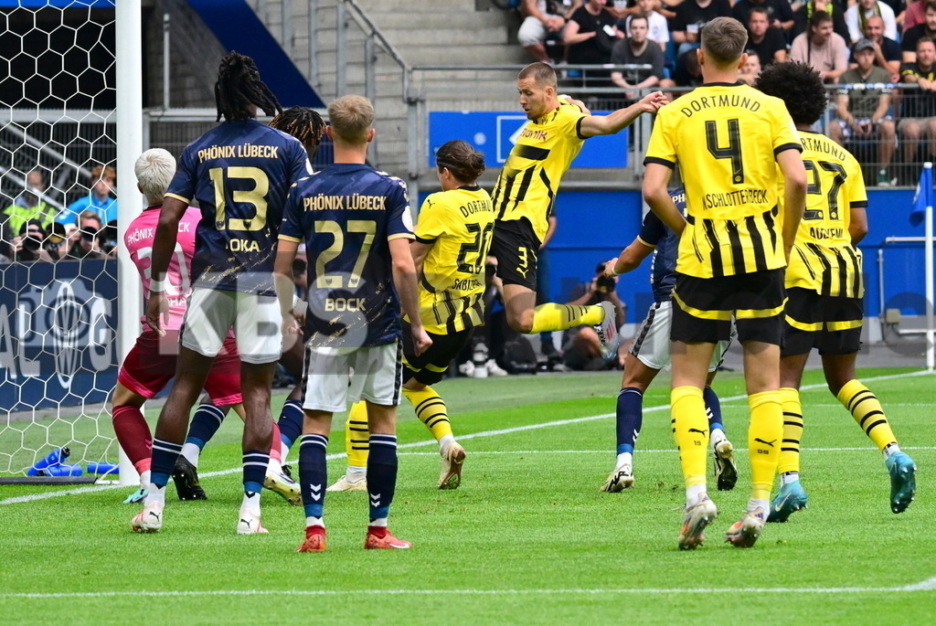 KBS Picture_PhoenixLuebeck-BorDortmund_003 | Anton Waldemar (Borussia Dortmund) macht hier das 1:0 ,Sportplatz :  Volksparkstadion, - Realisiert mit Pictrs.com