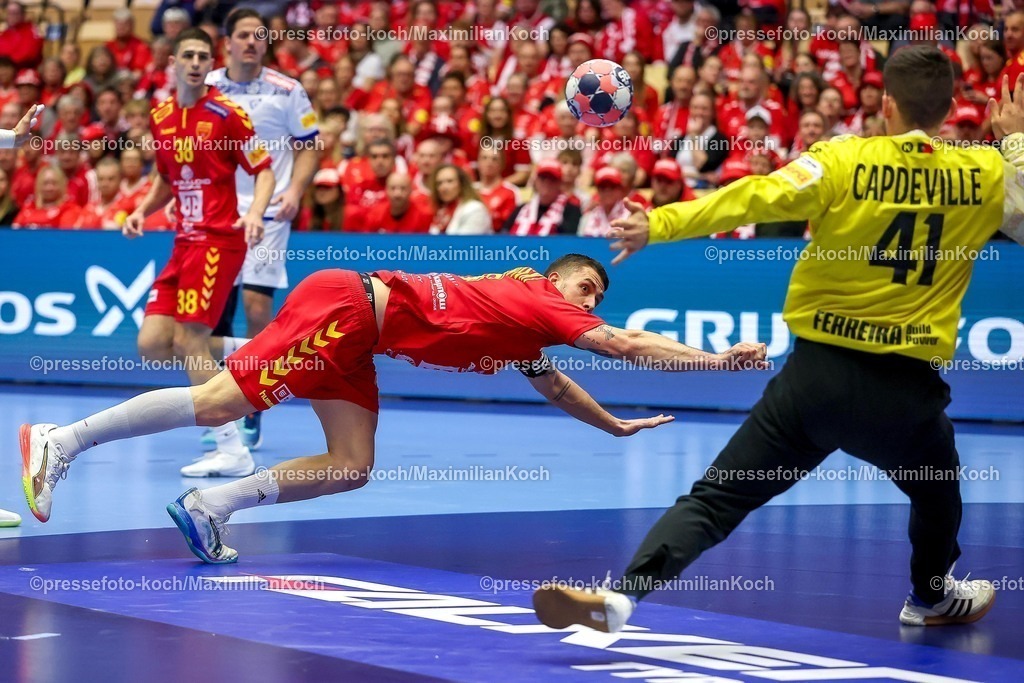 EHF18012601036 | 18.01.2026, Handball, Men's EHF EURO 2026, Portugal - Nordmazedonien, Jyske Bank Boxen in Herning, Dänemark, Preliminary Round:  Filip Kuzmanovski (North Macedonia #18) wirft auf das Tor von  Gustavo Alexandre Cascao Capdeville (Portugal #41) 