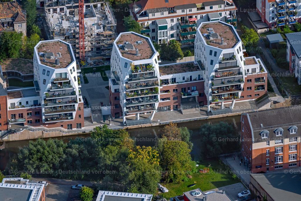 4040238 | LEIPZIG 14.09.2020 Mehrfamilienhaus-Wohnanlage der LE Riverhouse GmbH an der Holbeinstraße an den Uferpromenaden der Weißen Elster im Ortsteil Schleußig in Leipzig im Bundesland Sachsen. // Multi-family residential complex LE RIVERHOUSES on Holbeinstrasse on river Weisse Elster in the district Schleussig in Leipzig in the state Saxony. Foto: Gerhard Launer