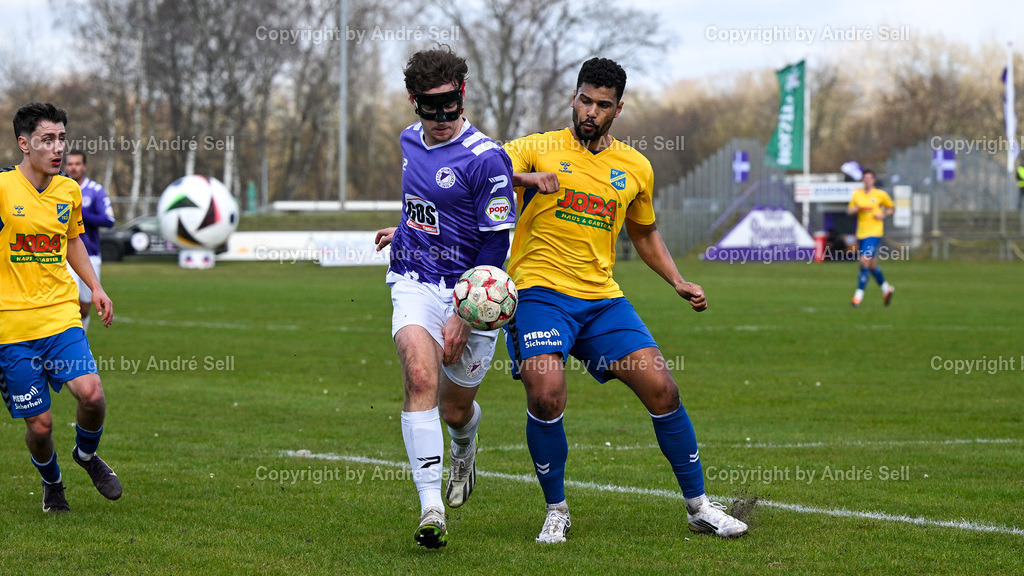 VfR Neumünster vs SV Todesfelde | Jan Lippegaus (VfR #3) vs Noah Awuku (Todesfelde #28) / Fußball-Oberliga Männer 2025/2026 / VfR Neumünster vs SV Todesfelde / VfR Stadion / Neumünster / 15.03.26 - Realisiert mit Pictrs.com