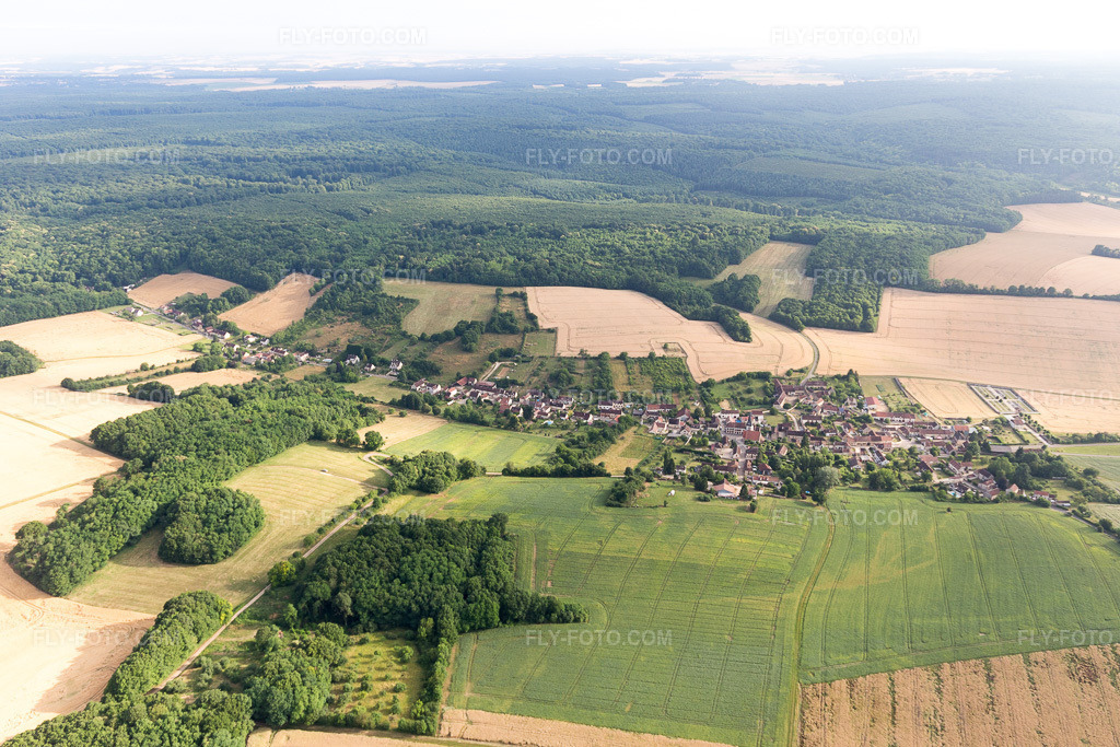 Aerial view: View of the town in Paroy-en-Othe in the state Yonne, France. – Photo: IMG_101309.jpg taken on 06/25/2017 by Werner Riehm/FLY-FOTO.com – Resolution of the original: 5472 x 3648 px