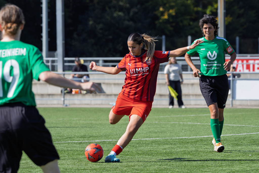 FCHSTE_250921_3001 | 1.FC Heidenheim 1846 II vs. TV Steinheim, Fußball, Frauen, Bezirksliga, 2025/2026, 2.Spieltag, 21.09.2025 in Heidenheim, Kunstrasen b. Voith-Arena West(Foto: Michael Bulling) - Realisiert mit Pictrs.com