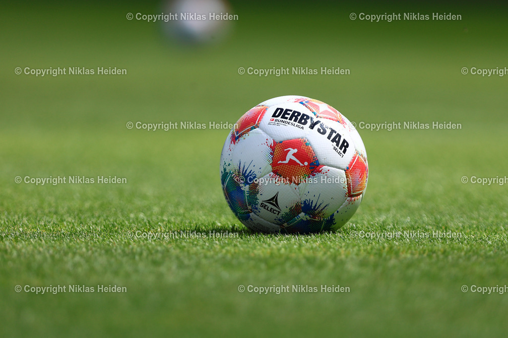 NH_FCStPauli_Training_11072025 | Der offizielle Spielball der Bundesliga beim Training des FC St. Pauli.Fußball I Herren I Training I Saison 2025-2026 I FC St. Pauli I 11.07.2025 I Trainingszentrum FC St. Pauli