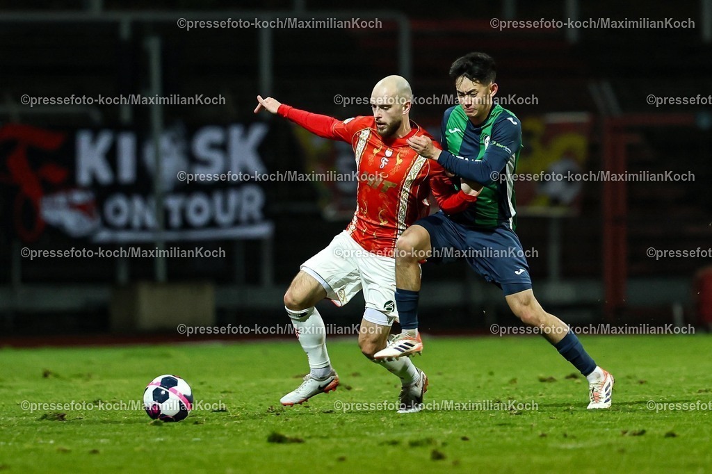 xKWIx13022601052 | 13.02.2026, xKWIx, Fußball, Regionalliga West, SC Fortuna Köln - FC Gütersloh, Südstadion: Adrian Stanilewicz (SC Fortuna Köln #20) im Zweikampf gegen Sandro Reyes (FC Gütersloh #24) Photo: xKamilxWilkowskixPressefotoKochx