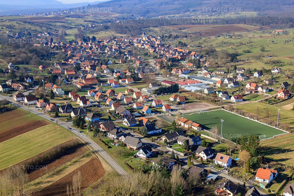 Aerial view: View of the town from the east in Preuschdorf in the state Bas-Rhin, France. – Photo: IMG_37425.jpg taken on 02/07/2011 by Werner Riehm/FLY-FOTO.com – Resolution of the original: 4752 x 3168 px