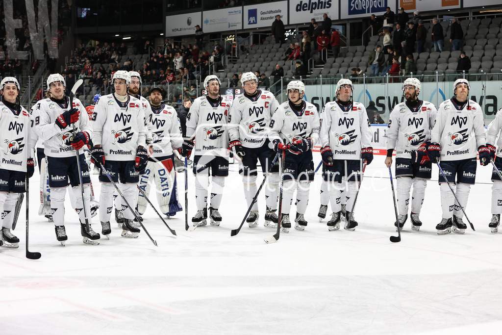 Augsburger Panther - Adler Mannheim | Die Mannschaft der Adler aus Mannheim feiern zusammen mit den mitgereisten Fans den Sieg in Augsburg