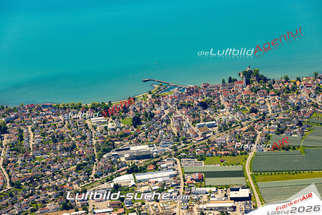 Das Luftbild zeigt :  Langenargen - Die Luftaufnahme wurde 2024 vom UL-Flugzeug aus erstellt ( keine Drohne ) - Hochauflösende Luftaufnahme - Für grossformatige Ausdrucke geeignet. Die Geschenkidee !Mit Lizenz und Bildrechte bestellbar