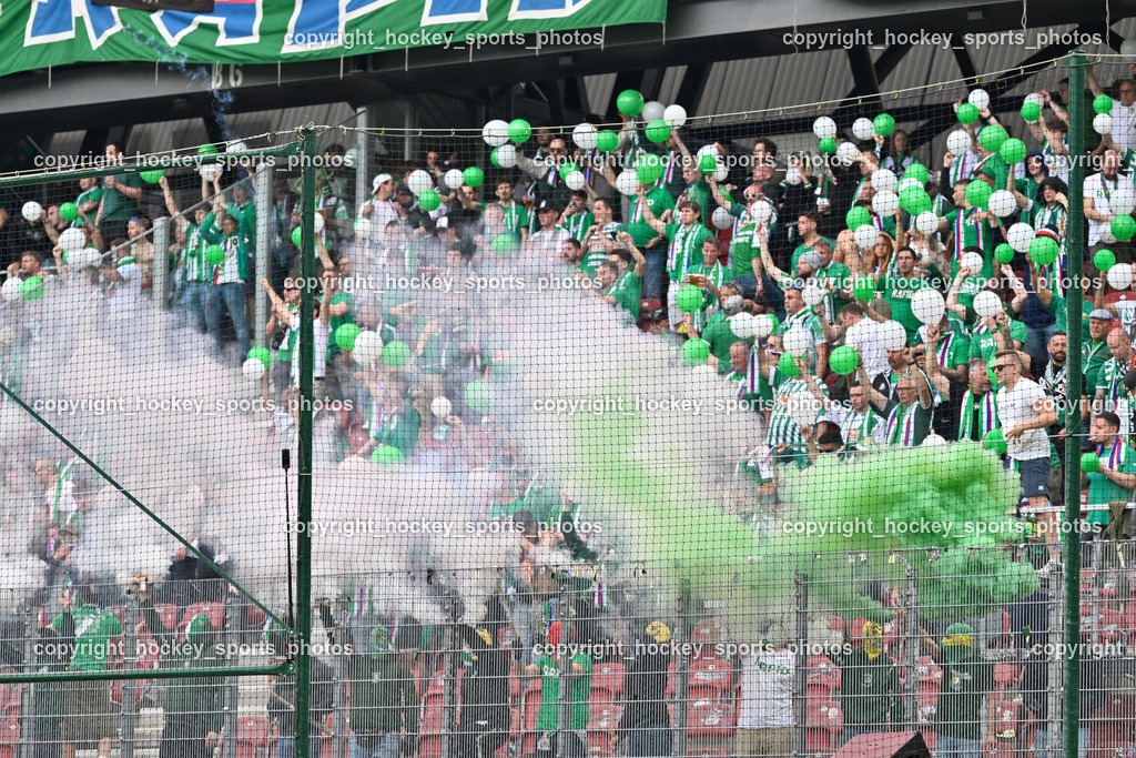 SK Puntigamer Sturm vs. SK Rapid Wien Siegerehrung, Impressionen | SK Rapid Wien Fans, Bengalen, SK Puntigamer Sturm vs. SK Rapid Wien Siegerehrung, Impressionen, SK Puntigamer Sturm vs. SK Rapid Wien Siegerehrung, Impressionen am 01.05.2024 in Klagenfurt (Wörthersee Stadion ), Austria, (Photo by Bernd Stefan)