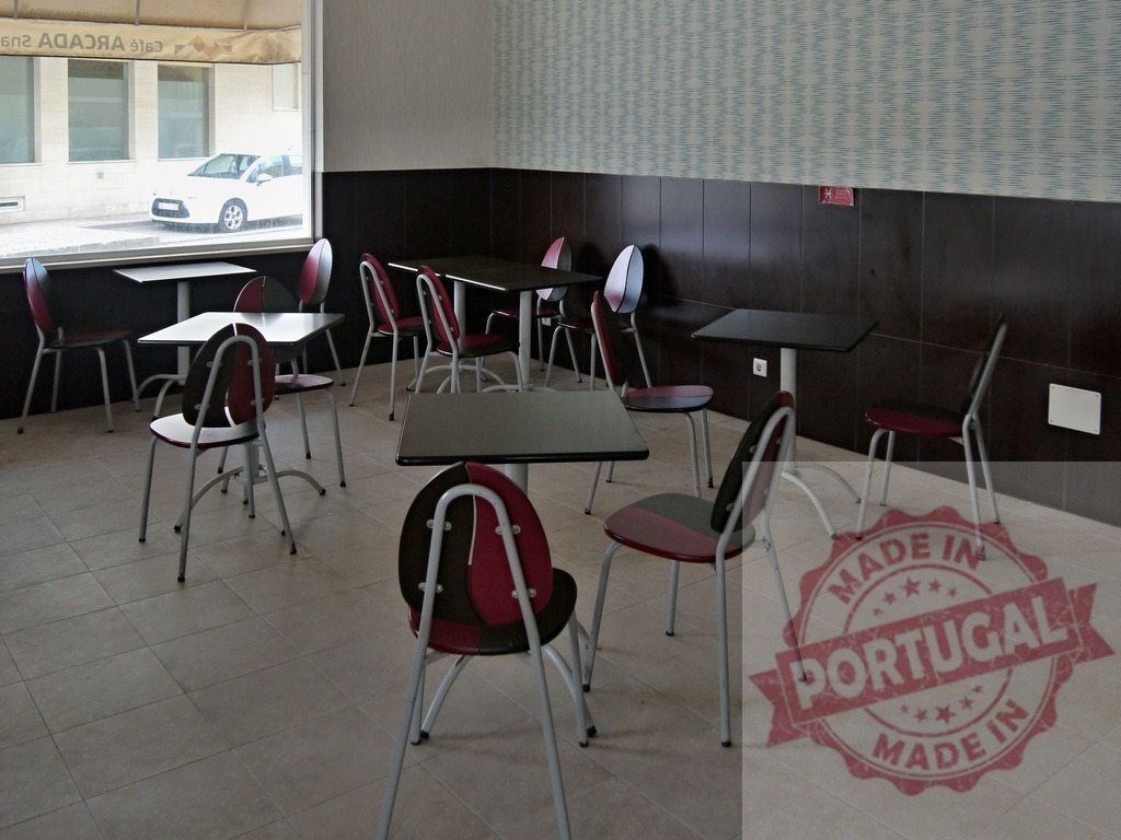 Empty cafe interior showing tables and chairs waiting for customers | Abandoned cafe interior displaying tables and chairs in a vacant restaurant space - Realisiert mit Pictrs.com