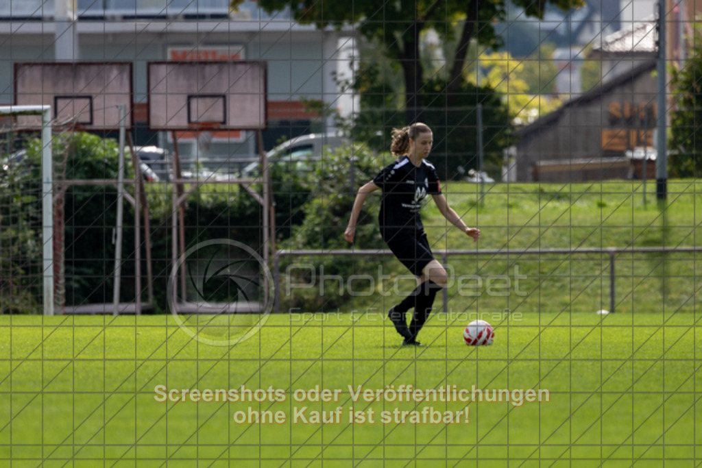20250928_132023_0191 | #,1.FC Donzdorf (schwarz) vs. TV Derendingen (rot), Fussball, Frauen-Verbandsliga Württemberg, 03. Spieltag, Saison 2025/2026, Rasenplatz Lautertal Stadion, Süßener Straße 16, 73072 Donzdorf, 28.09.2025 - 13:00 Uhr,Foto: PhotoPeet-Sportfotografie/Peter Harich