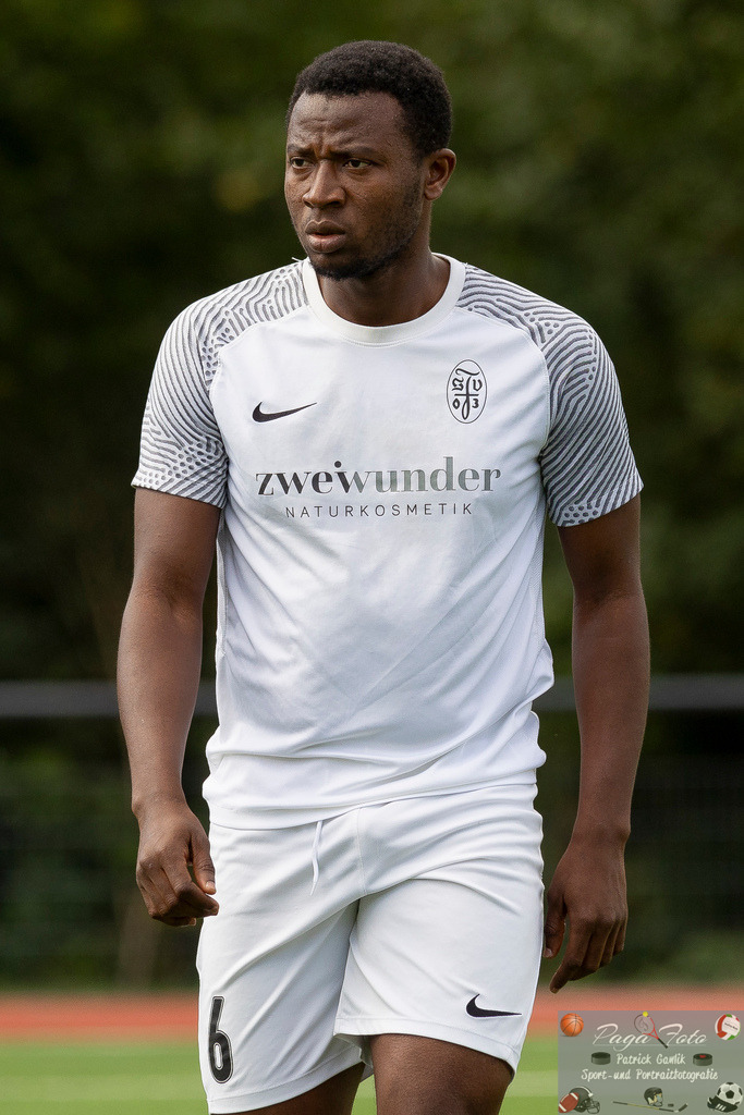 Testspiel: Spvgg. 03 Fechenheim - Türk Gücü Friedberg, 13.07.2024 | Ayew Moore (Spvgg. 03 Fechenheim #6), Portrait / Porträt, Freisteller, Spvgg. 03 Fechenheim - Türk Gücü Friedberg, Frankfurt am Main, Sportanlage Birsteiner Straße, 13.7.2024 - Realisiert mit Pictrs.com