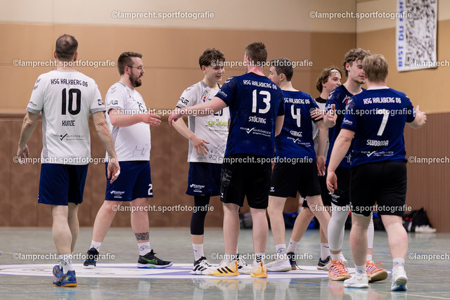 Handball I Herren I Saison 2025-2026 I SHSE Manfred-Frank-Pokal I Viertelfinale I HSG Kalkberg 06 II - HSG Kalkberg 06 174 | v.l. Heiko Kunze (10, HSG Kalkberg 06 II), Lukas Krosta (25, HSG Kalkberg 06 II), Thilo Mattes Steffek (20, HSG Kalkberg 06 II), Til Nikolai Stölting (13, HSG Kalkberg 06), Alexander Stange (4, HSG Kalkberg 06), Frederic Wesche (34, HSG Kalkberg 06 II), Leon Maximilian Lafrenz (39, HSG Kalkberg 06), Jannick Swoboda (7, HSG Kalkberg 06) - Realisiert mit Pictrs.com